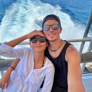 宥勝送老婆慈惠獨自出國旅行，感謝她支撐著這個家，強迫她放鬆，送行卡片太貼心