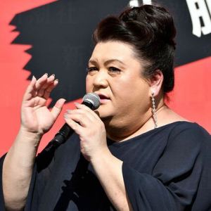 貴婦松子霸氣！對剛休完育嬰假的男攝影師說：「才請三個月？要請一年才夠吧！我來打電話給社長！」