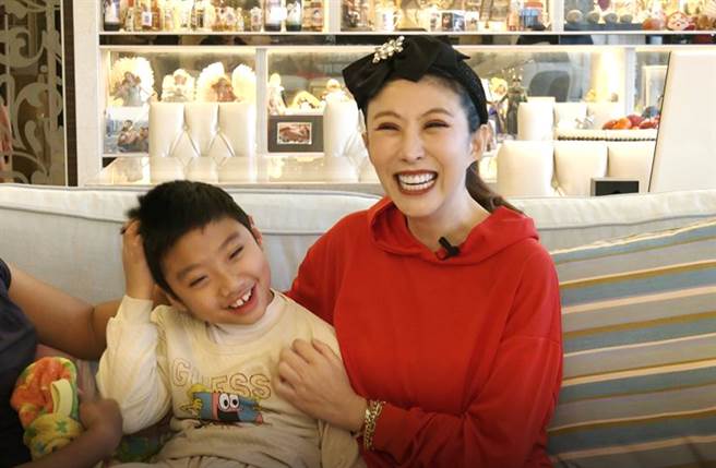 李宇柔罕病兒睡夢中離世！10次流產與活縫子宮才保胎「我見過他的痛苦，也看過他努力。現在，他可以自由走路、不痛了....」