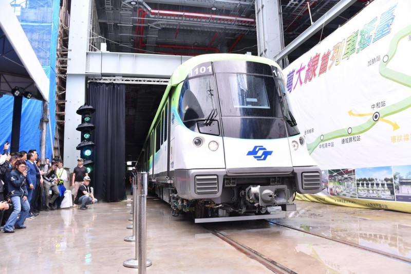 萬大線拚2027年完工，首列車今亮相！未來從中正紀念堂到中和只要14分鐘