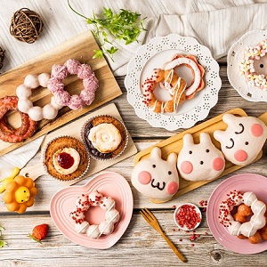 草莓控天堂！Mister Donut草莓季限定甜甜圈：卡哇伊蜜桃雪兔、草莓棉花糖波堤共9款新品登場！