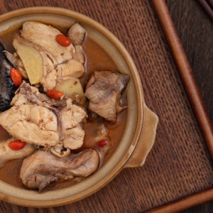 麻油雞用「麻油煸薑」恐傷身！譚敦慈：麻油「這時間」再下鍋才安全