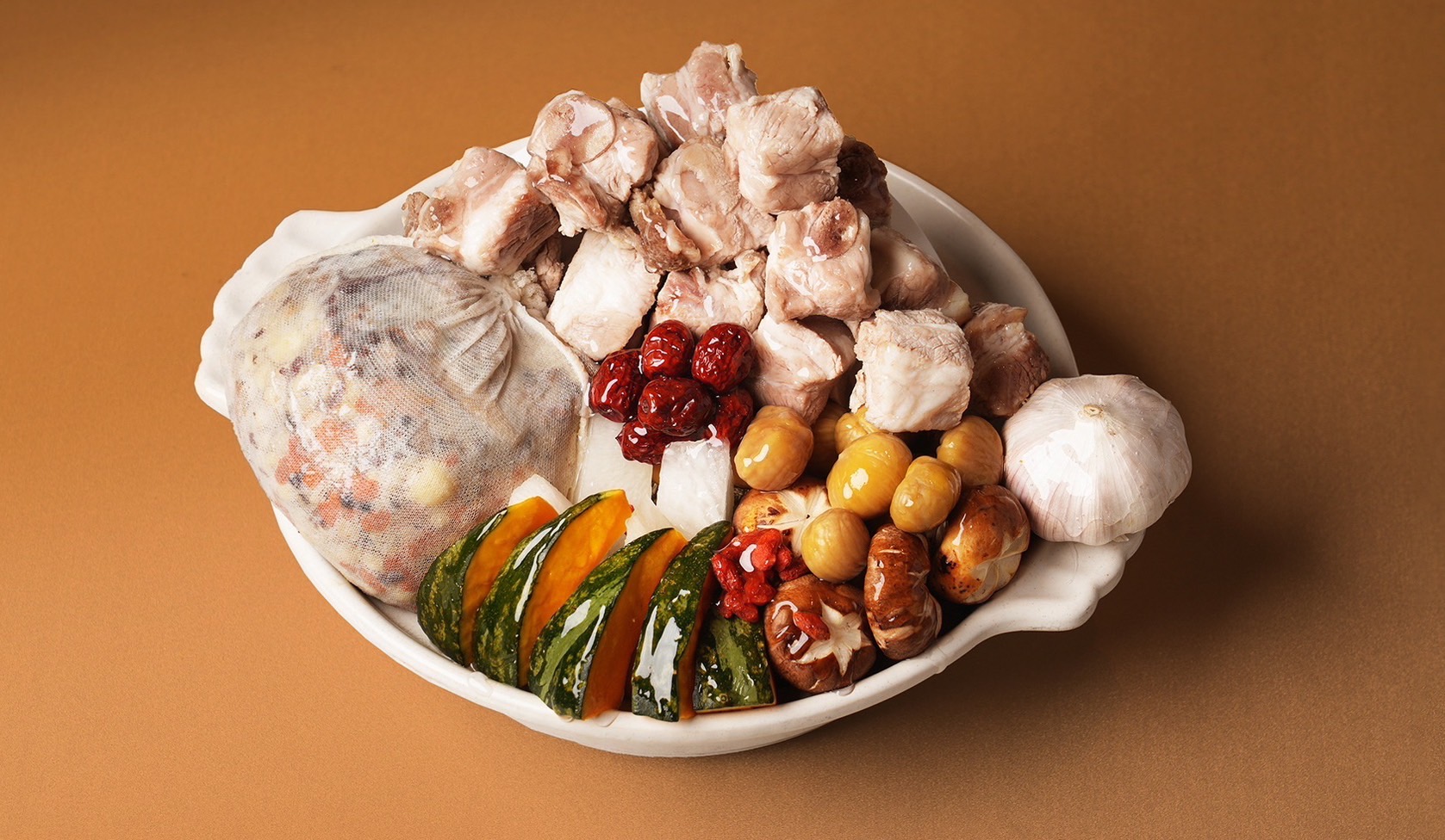 冬季喝湯來進補！女性保養不只四物湯，5道養生藥膳食譜讓你吃出白裡透紅，還能去濕消腫