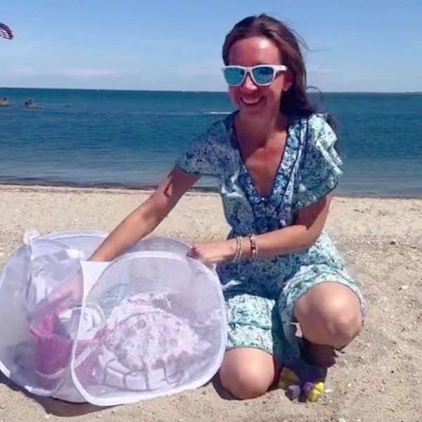 去海灘不怕帶沙回家，忙碌四寶媽媽帶孩子海邊玩沙必帶1法寶，輕鬆收拾玩具就靠它