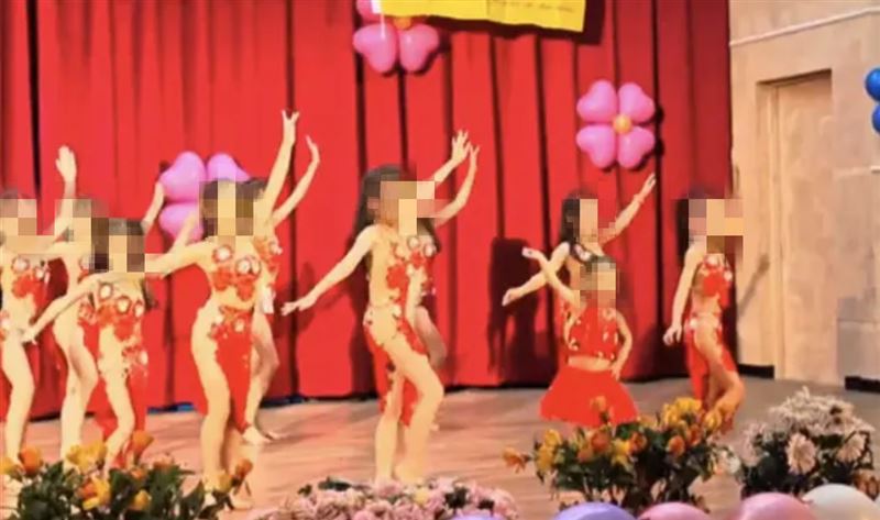 國小女童穿紅肚皮舞服竟然「幾乎全裸」！教育局強調家長已知情同意，網路輿情四起要求審查尺度