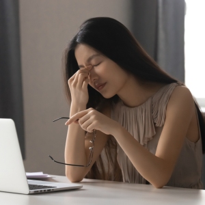 工作讓你忙到連眨眼都忘記？小心你有「電腦視覺綜合症」？7方法緩解