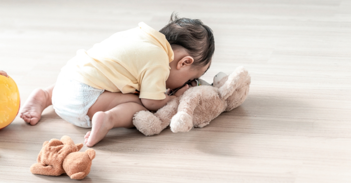 台南保母虐嬰，11個月大男嬰顱內出血緊急送醫，家長調閱監視器畫面，才發現孩子長期遭受暴力