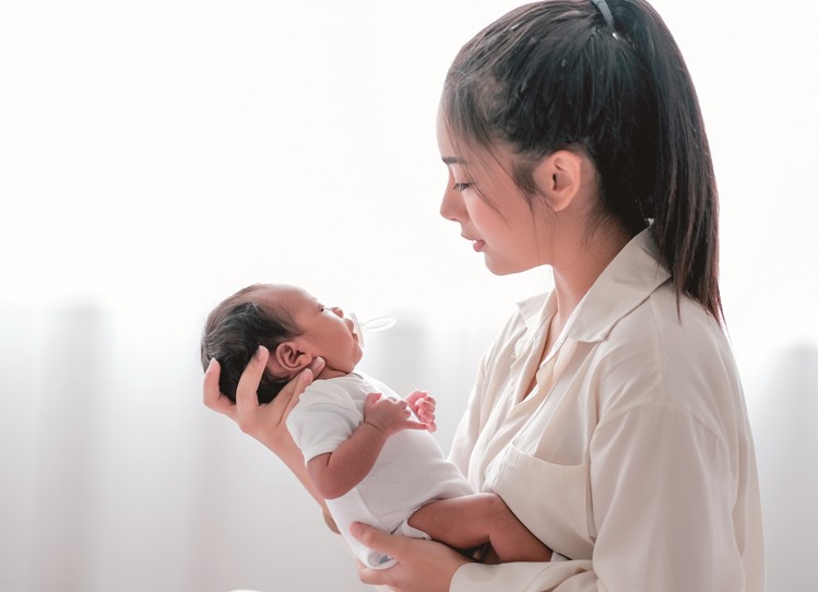 新手媽媽跟男友吵架，竟將「剛出生男嬰」從11樓推下，親手奪走新生兒命