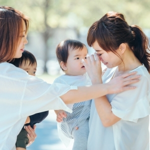 為什麼台灣女性產後憂鬱症的比例比其他國家高？離開月子中心後，就進入育兒困境，心事向誰說？又何解？