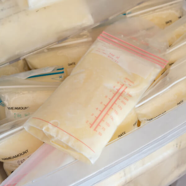 母乳保存切記333原則！母奶加熱後多久要喝完？沒喝完的奶可以放多久？不同時間擠的母奶可以放一起嗎？保存溫度、回溫方式一次教給你