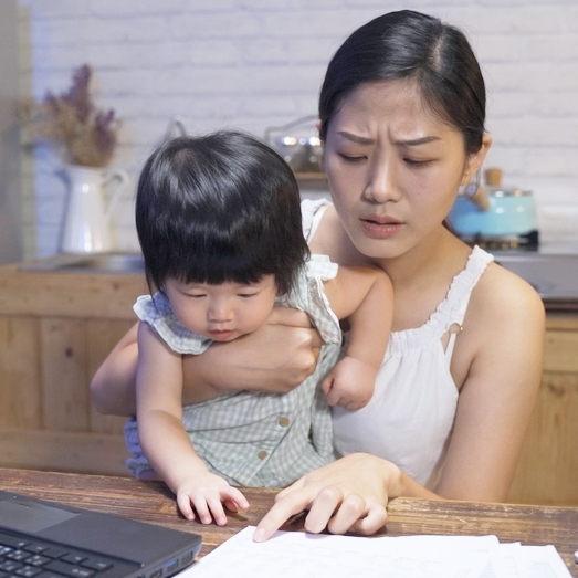 孩子生病誰來顧？被要求家庭與工作兼顧的仍然是媽媽！