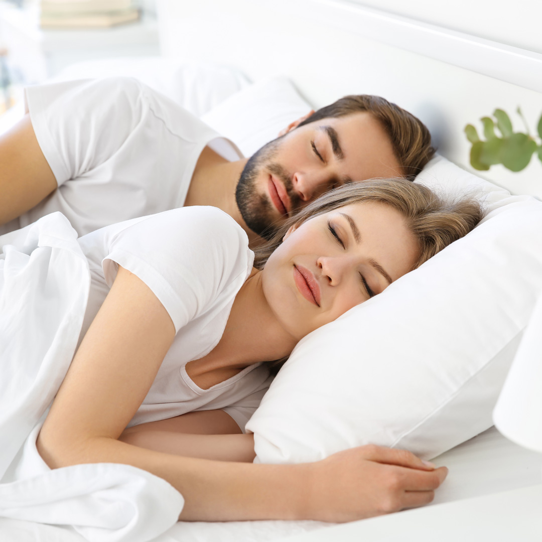 夫妻一定要一起睡？看看為何專家說適時分床睡有益處