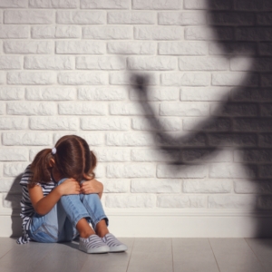 你還在說「我說了算，你小孩子懂什麼」？專制型父母容易讓孩子出現攻擊性行為、容易表現怯懦