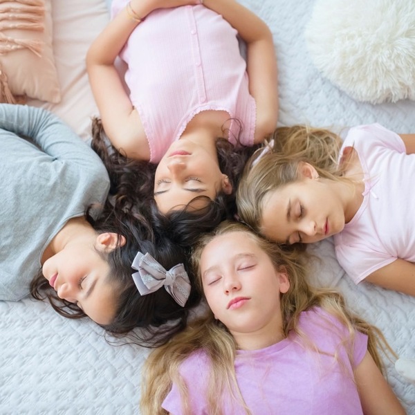 孩子參加「過夜派對」的5個風險！提醒該保護的身體部位，並跟小孩約好「這件事」