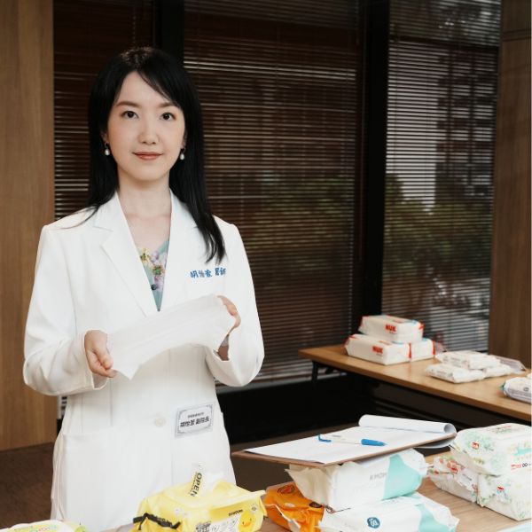 【Mombaby Award專業評鑑】如何挑選寶寶溼紙巾？好抽取、材質細緻、成分單純⋯⋯購買訣竅要知道！