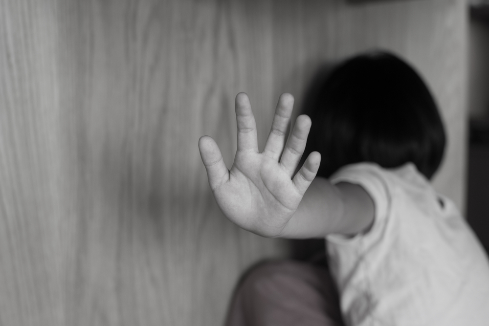 台中幼兒園傳虐童！女童被門夾手懲罰，還掀倒座椅使跌倒！該師七年前就曾拖男童撞牆