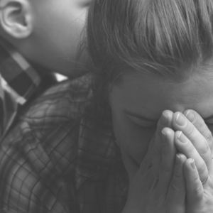 可以讓孩子看見妳的眼淚與脆弱嗎？總希望保護孩子免受我們情緒的影響，但這樣其實並不好