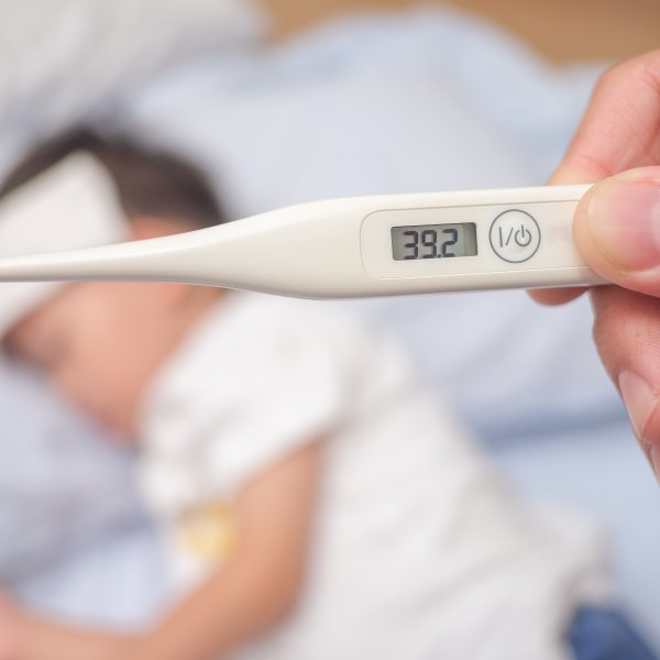 寶寶發燒，退燒藥何時給？醫：37度多先觀察，38度以上再視情況服用