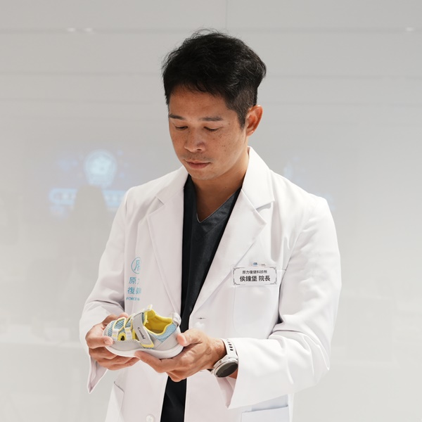 【Mombaby Award專業評鑑】童鞋選得好，足部問題少！內外都要支撐度，適時更換並關心鞋底磨損狀況，掌握足部健康