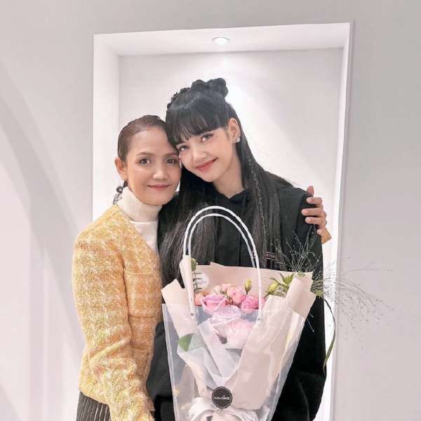 BLACKPINK Lisa媽媽從小就支持她圓夢 ! Jennie深情跟媽媽告白，「我最好的朋友，愛你！」