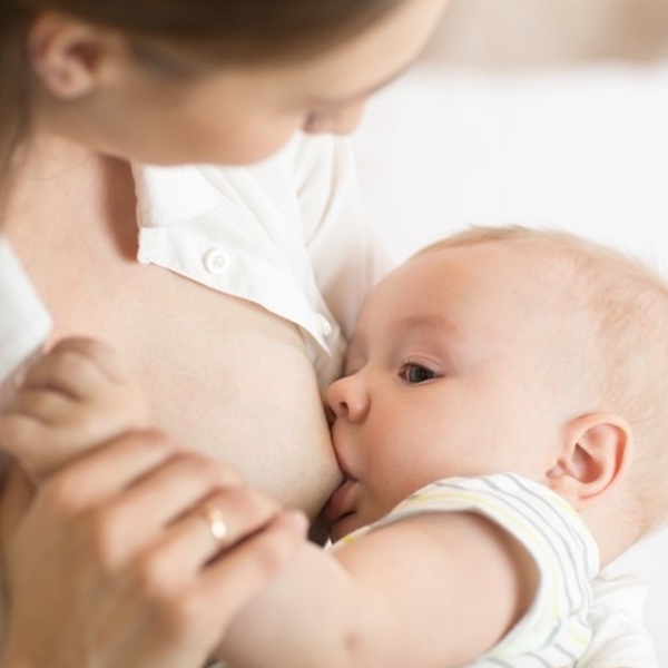 媽媽哺乳過程易漲奶怎麼辦？只按摩恐致乳腺炎！醫教 3 招解決脹奶問題