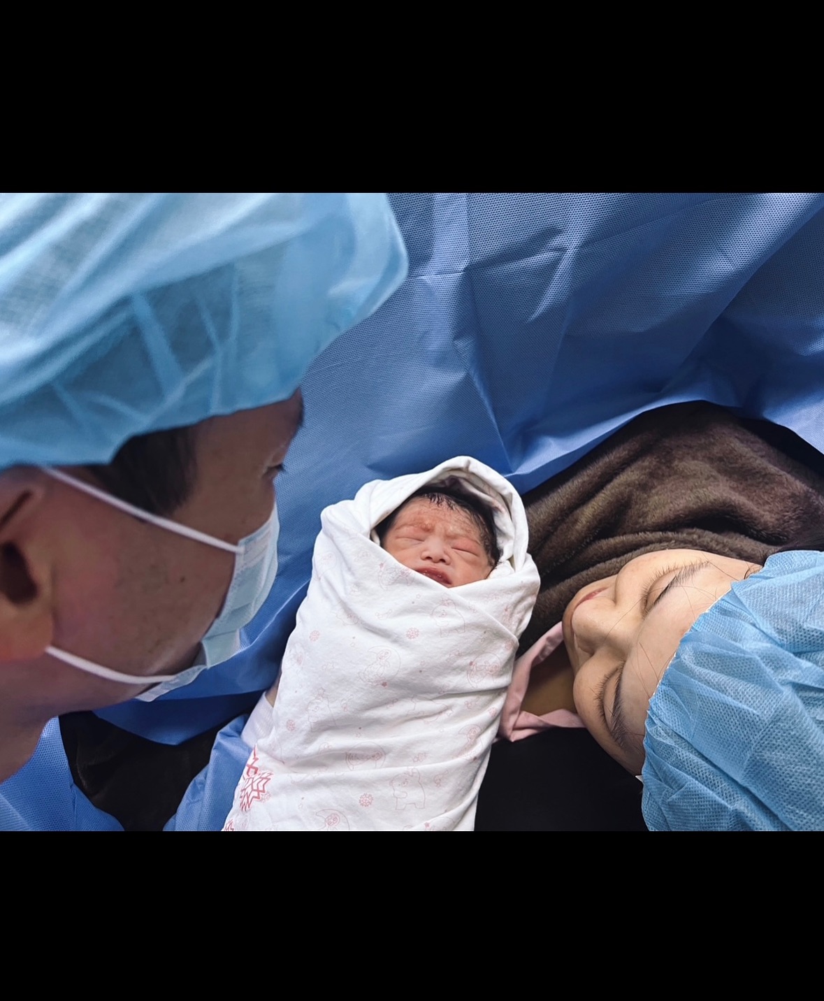 劉雨柔喜迎女兒「小花生」報到！度過「中晚期子癲前症」哭聲一響，眼淚也跟著落下