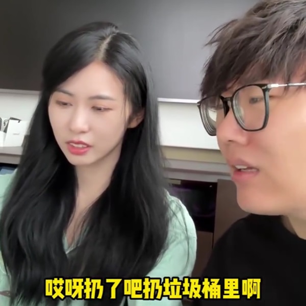 「女人挖洞深不可測！」老婆賢慧縫塑膠袋「看你放著以為有用」老公笑說扔了吧，下秒後悔