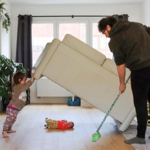 「孩子還好嗎？」被另一半問到煩，攝影師爸爸決定用惡搞照片回覆！紅到出書！