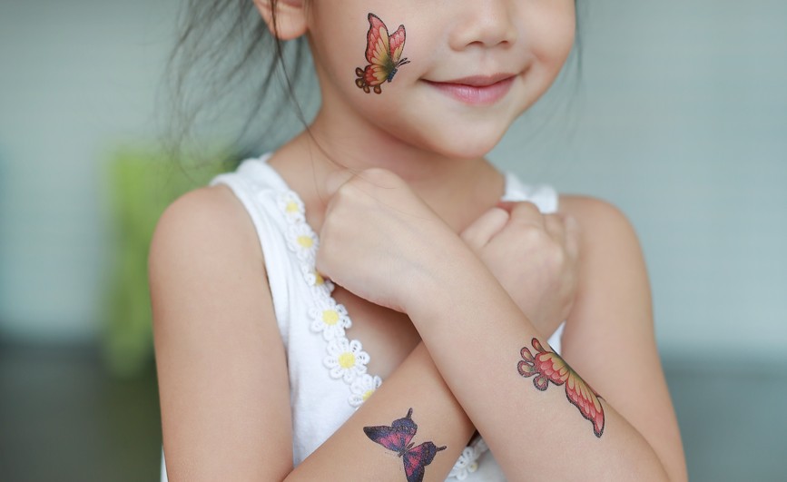 網購貼紙超毒？3歲女童幼兒園貼一下，臉部紅腫冒水泡，醫揭恐怖真相爸媽請筆記