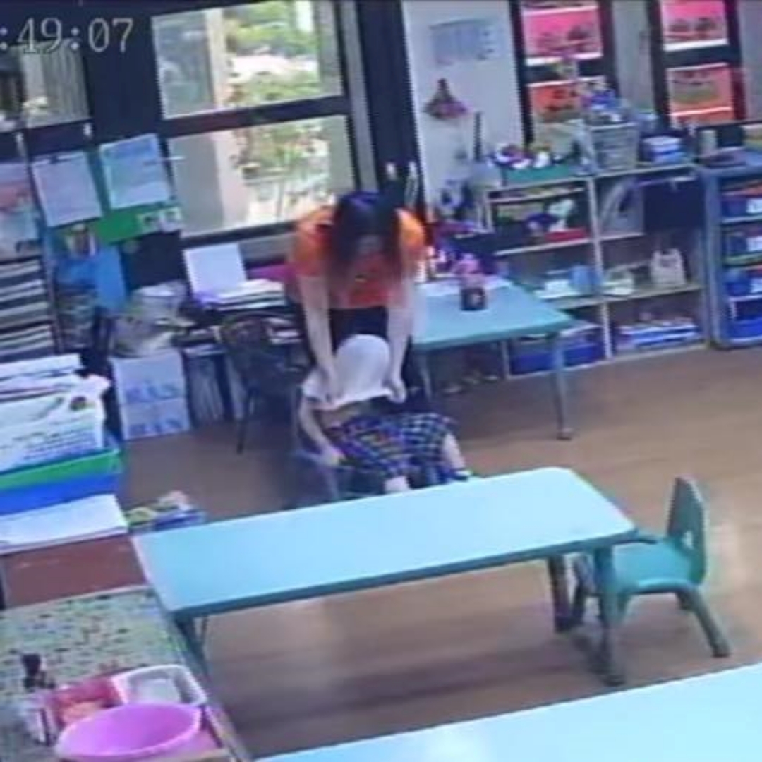 高雄幼兒園爆疑似虐童事件，議員披露，3歲童被當拖把拖行，衣服被拉起蓋住頭部，宛如「蓋布袋」