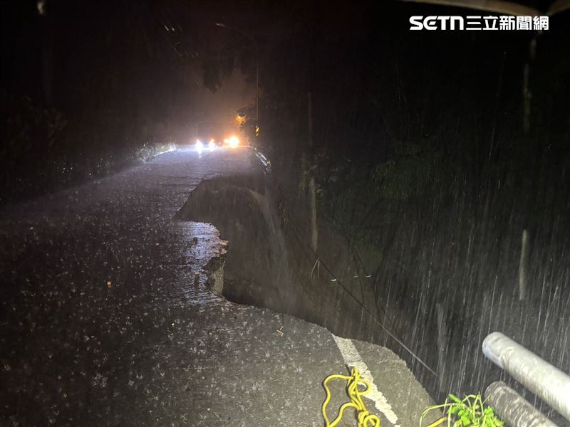 雨天會車意外！對向車來不及提醒路基掏空，心碎父三度下山救妻與滿月女嬰失聯，斷手疑似父親遺骸！