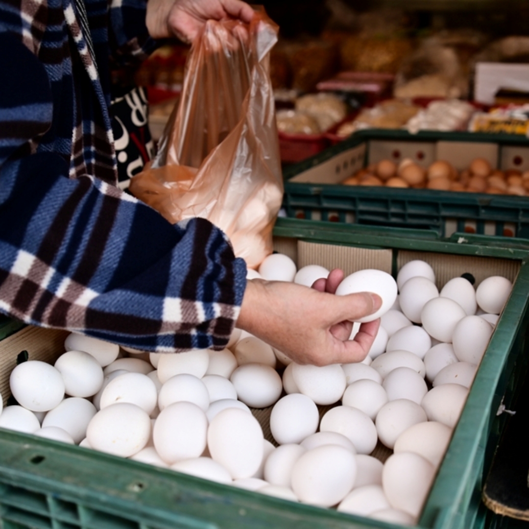 散裝蛋有沒有毒雞蛋？傳統市場的蛋也有「身分證」，菜販揭冷知識