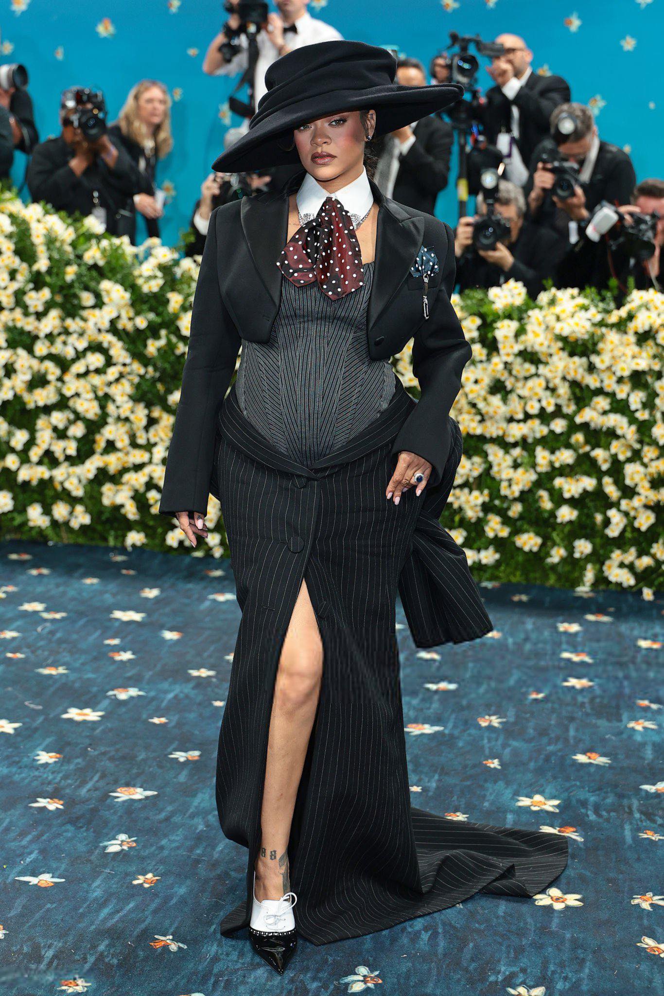 孕肚就是她最時髦的配件！蕾哈娜挺肚驚艷Met Gala，無聲宣布三寶媽進階中