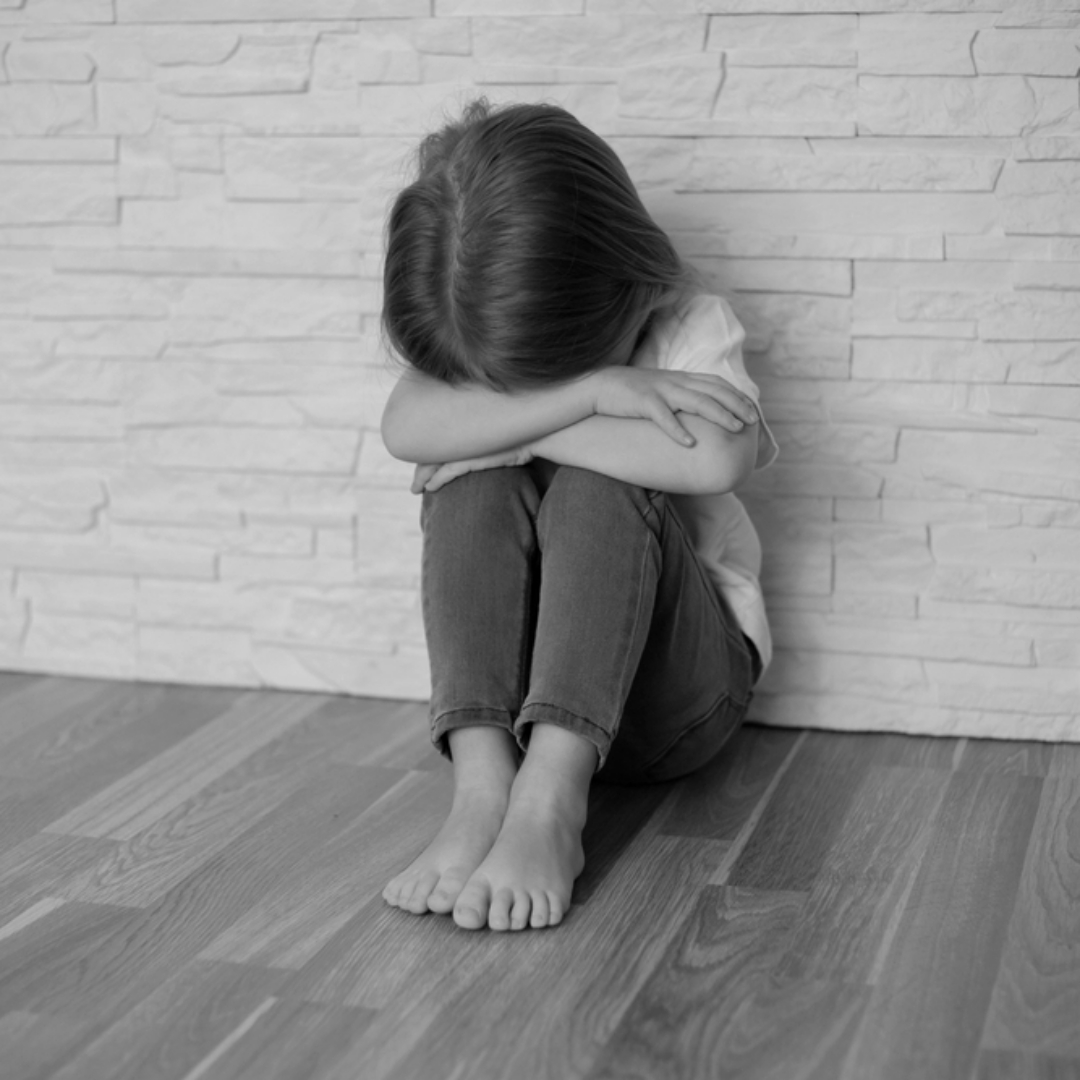 苗栗幼兒園教保員連續掌摑4歲女童，女童幾度站立不住，母親看監視器畫面崩潰痛哭