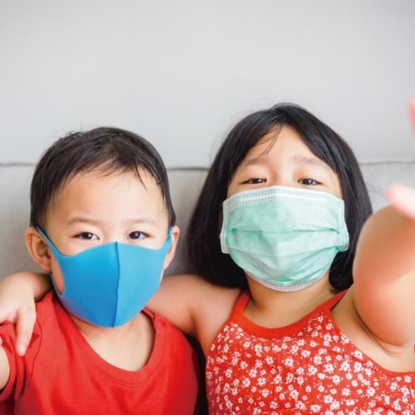 口罩解禁！搭公車捷運高鐵都不用再戴了，兒科醫師提醒：這四類幼童族群還是戴著