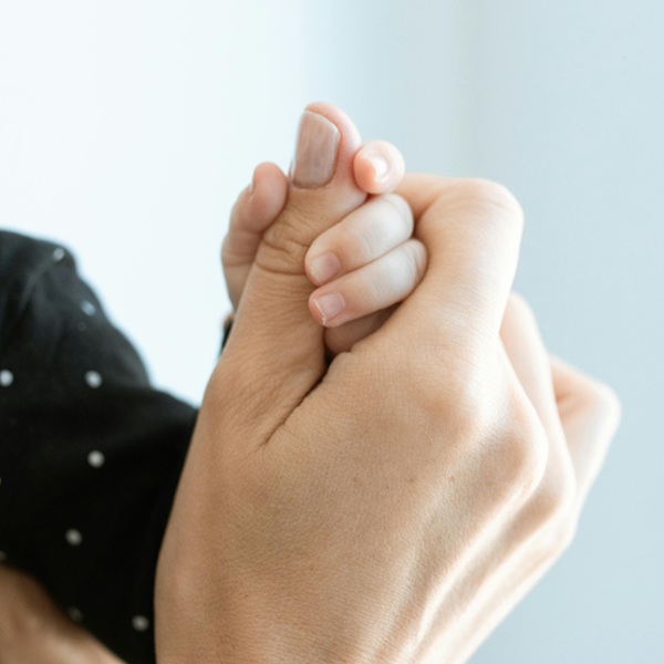 孩子手腳冰冷趕快加衣服？醫：用手腳判斷易害孩子穿過頭，摸這「３地方」最準