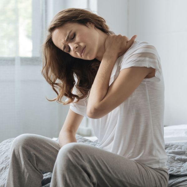 落枕怎麼辦？如何快速舒緩脖子痛？教你4招自救法、3落枕穴道