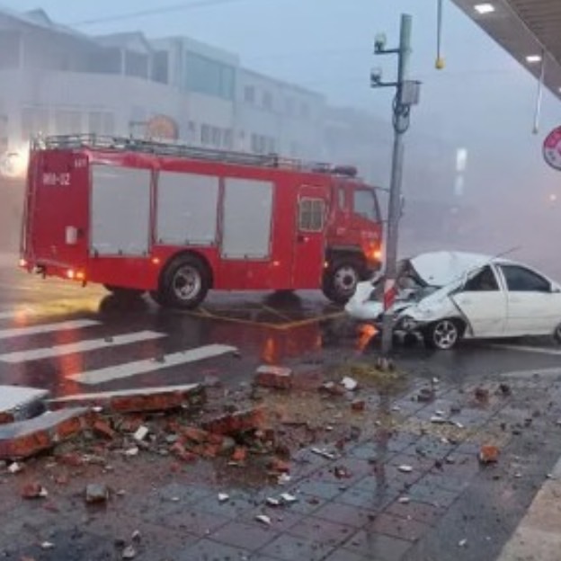 凱米颱風鐵皮吹落！大雨狂風接送值班親人，母子竟被天外飛來的意外砸中