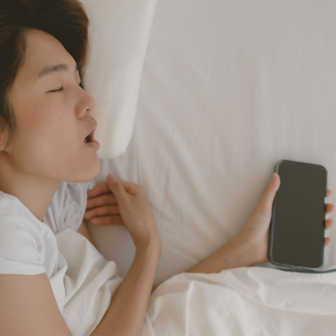 滑手機到睡著超傷身！研究：糖尿病風險恐升67％