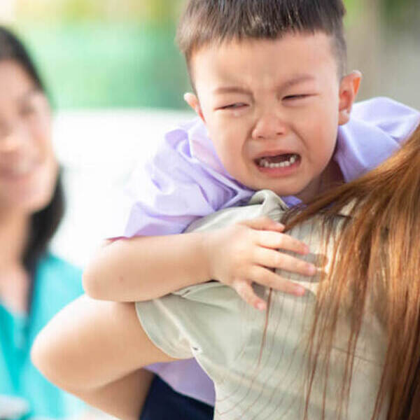 聽到上課就軟腳！孩子是裝病還是玻璃心？當心是「功能性神經疾患」