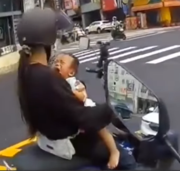 桃園女子騎機車單手抱嬰，寶寶哭不停，網友：是親生的嗎？警方將開罰