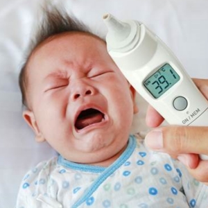 兒童只有發燒沒有其他症狀，或是37.5與38℃間的「低度發燒」，該去看醫師嗎？3個月以下新生兒，或是第一天發燒體溫就超過40℃，請特別注意