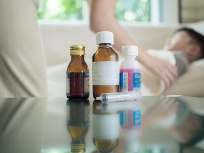 為什麼孩子喝了感冒藥水之後，反而變得特別亢奮？最常見就是「這成分」，藥師來解答：4種常見用藥爸媽必知