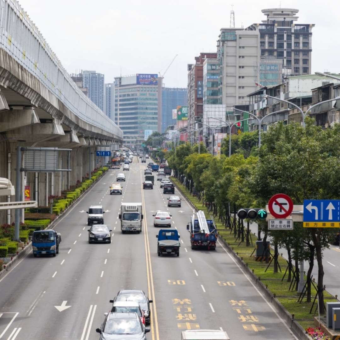 2026交通新制8異動！考照變嚴、騎車滑手機罰更重、70歲繳回駕照回饋3.6萬