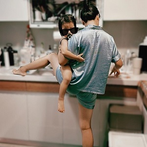 每個媽媽都是神力女超人！小蠻抱至尊寶單手泡奶姿勢豪邁根本「似曾相識的自己」