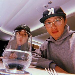 坤達慶生同框柯佳嬿，謝老婆稱「藝界扶龍王」，夫妻休閒裝扮吃飯，低調放閃，幽默互動