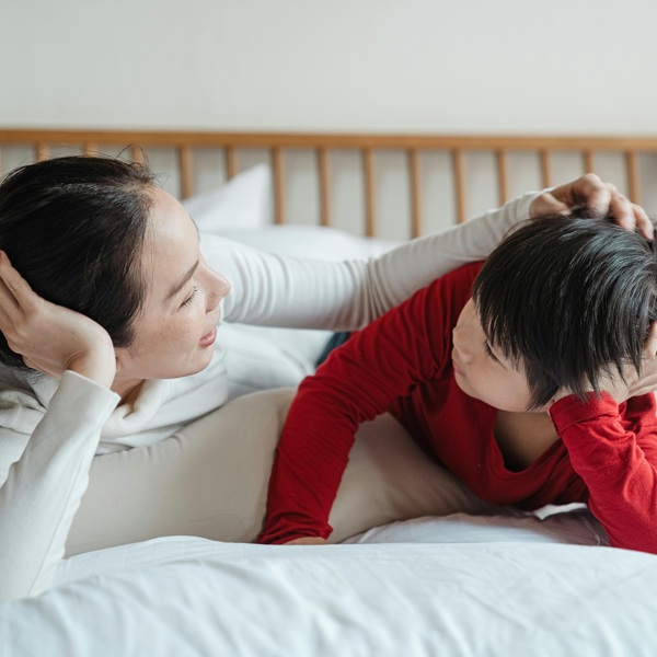 爸媽不經意的回應有時會傷害孩子！心理師：「等兩秒，再回應」不讓第一句話就造成誤會
