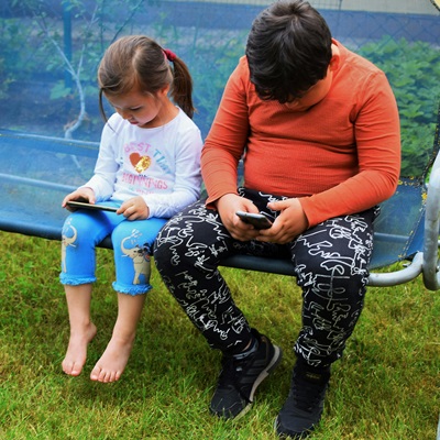 孩子看卡通、滑手機專心到叫他都沒回應，怎會是注意力不集中？心理師：這是很大的警訊！