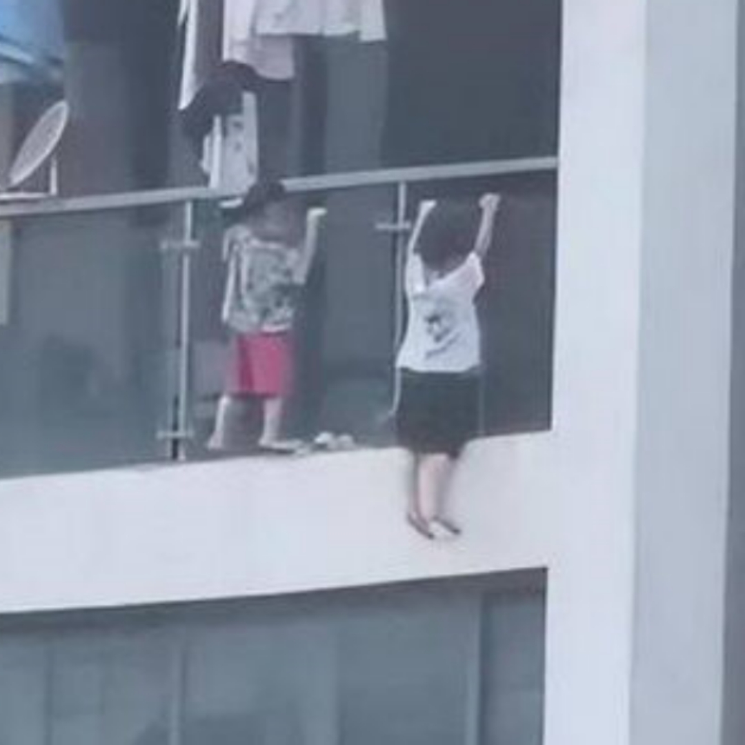 兩幼童13樓玩耍，雙腳懸空、雙手「引體向上」，鄰居嚇壞報警！才知家裡沒大人
