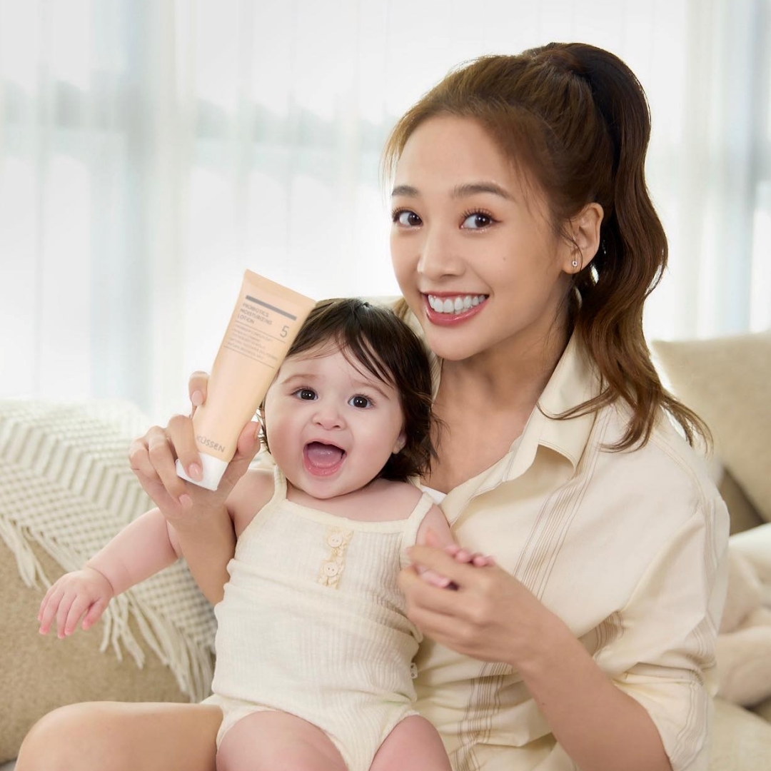 鬼鬼吳映潔社群曬混血萌娃照！網友以為女兒首露面。本人回應揭真相！